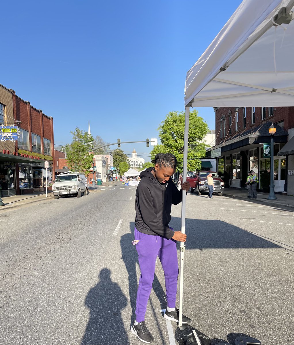 CatamountWBB's tweet photo. It may be Saturday, but Whee spot some of our Women’s Basketball Players out in the community volunteering for the Greening Up The Mountains Festival in Sylva! #CatamountStrong #WheeCare #WheeContribute https://t.co/fIC934cz79