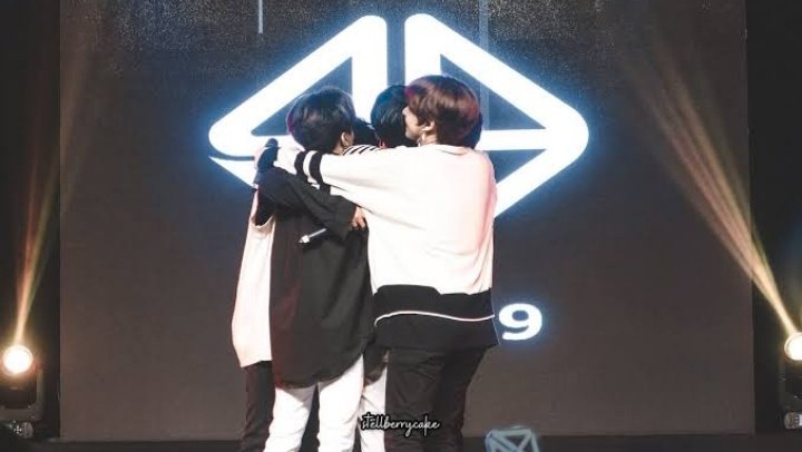 urlovekeun's tweet photo. the warmest hugs ever :((( 

SB19 LIVE IN ARANETA
@SB19Official #SB19 
#DunkinPHSB19Concert https://t.co/2WRtUE53Y4