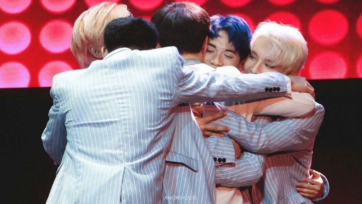 urlovekeun's tweet photo. the warmest hugs ever :((( 

SB19 LIVE IN ARANETA
@SB19Official #SB19 
#DunkinPHSB19Concert https://t.co/2WRtUE53Y4