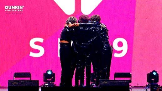 urlovekeun's tweet photo. the warmest hugs ever :((( 

SB19 LIVE IN ARANETA
@SB19Official #SB19 
#DunkinPHSB19Concert https://t.co/2WRtUE53Y4