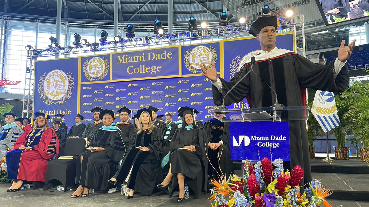 MDCollege's tweet photo. Thank you to @JasonTaylor for taking the stage at #MCGrad Commencement 2022 and inspiring #MDCNorth, #MDCPadron & #MDCWest graduates to persevere. Congrats on receiving your own honorary MDC degree! ๐
#BeMDC https://t.co/zVFT28s5Dp