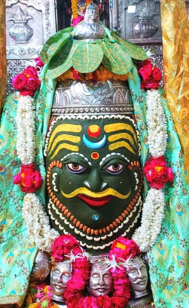 12Jyotirling's tweet photo. श्री महाकालेश्वर जी का सांध्य श्रंगार आरती दर्शन! #23/4/2022 शनिवार https://t.co/j7uNEkqVEO