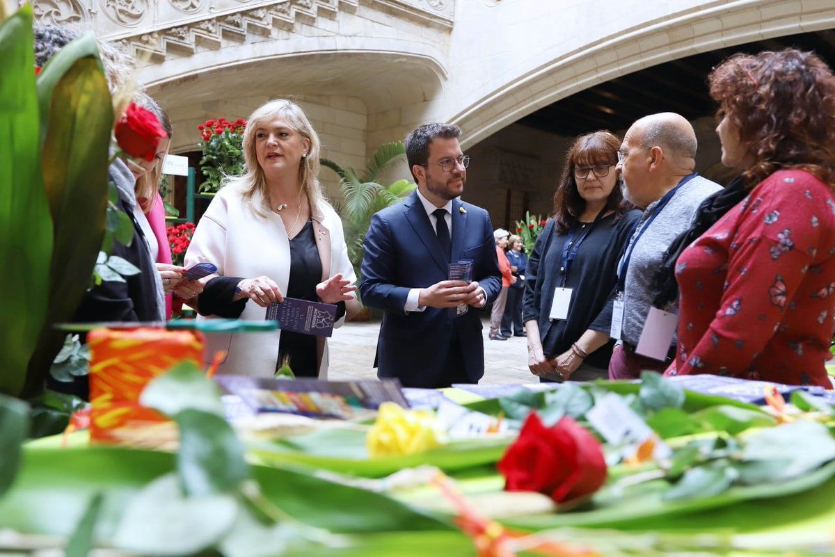 govern's tweet photo. 📸 El #president @perearagones, acompanyat de la #consellera @ViolantCervera, ha saludat els paradistes de les entitats d’iniciativa social que participen en la venda de roses solidàries que cada any s’instal·len al #Palau de la Generalitat
#SantJordi2022 #AmorPerLaCultura https://t.co/zbPPPPv9FZ