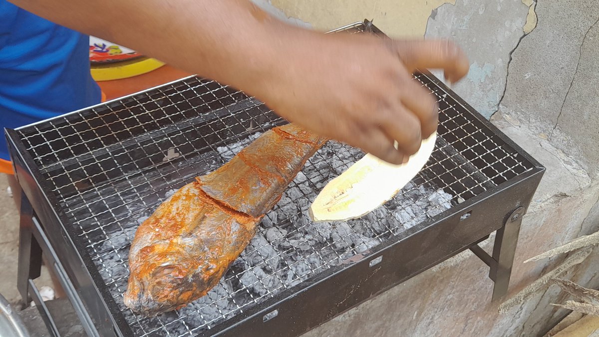 datalogict's tweet photo. Sasu fish grill #grilling #fishgrill #Abeokuta @FunaabEfiko @FUNAAB_SUG #funaab #ASUU https://t.co/TyMJHEqrdO