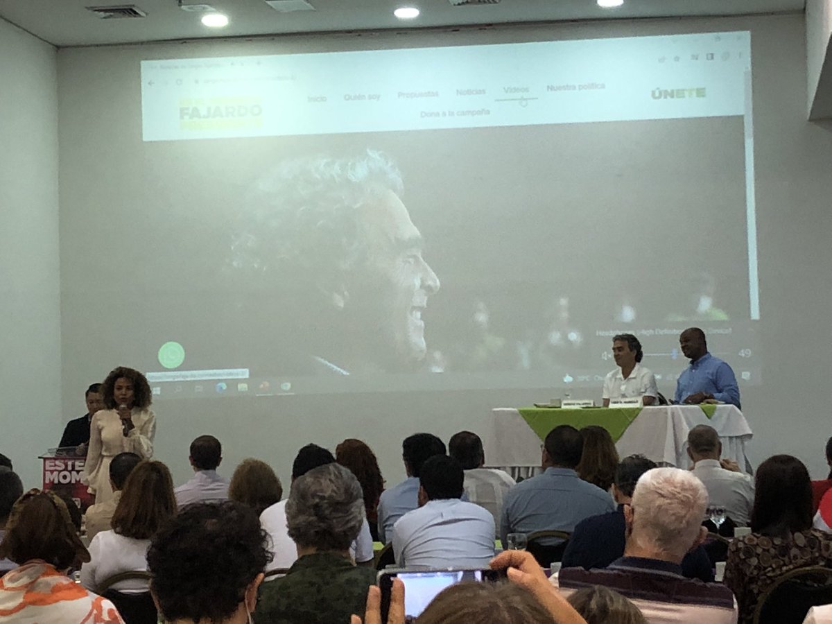 Jemaloz's tweet photo. Escuchando a #FajardoPresidente en reunión de empresarios Del Valle del cauca. https://t.co/JfkAaqd8Ox
