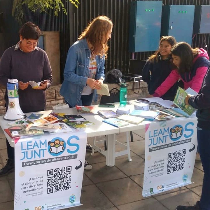 MzaDGE's tweet photo. En el Día Internacional de Libro y el mes de la Lectura en voz alta, con #PLEM y el Programa Radios Escolares, leemos en las plazas de Capital, Tupungato y Las Heras💕🌟📚
Iniciamos así un recorrido, llevando promoción de la lectura a todos los lugares de la provincia. https://t.co/YjCxenmI89
