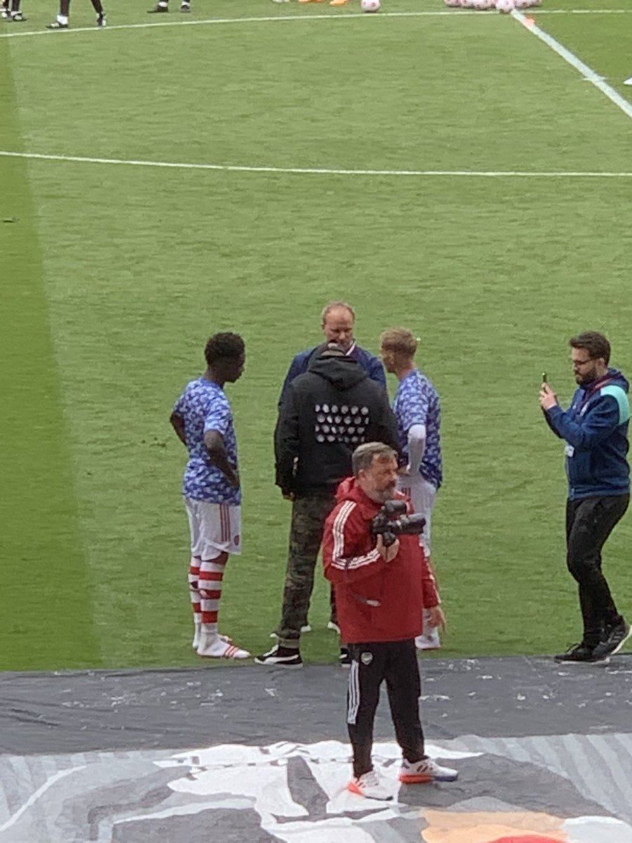 HugoPenn1's tweet photo. Henry and Bergkamp chatting to Saka and Smith Rowe #arsenal #ARSMUN https://t.co/DyPuWfdH0G
