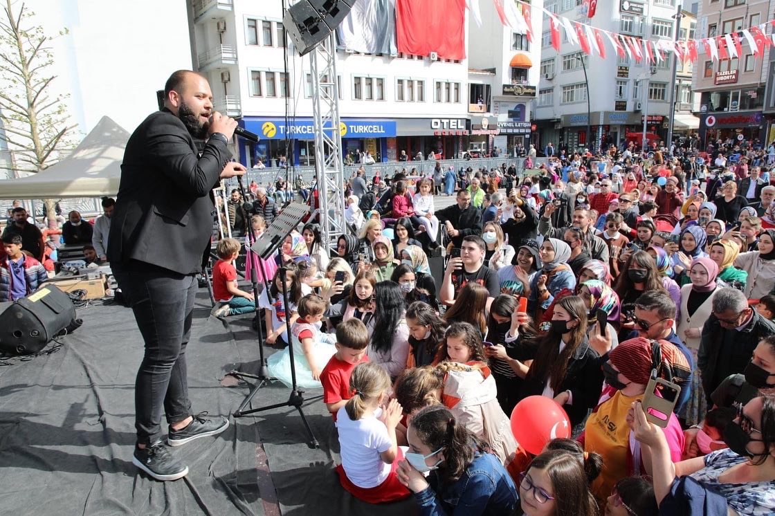 etemkibar's tweet photo. Geleceğimizin umudu olan tüm çocuklarımızın 23 Nisan Ulusal Egemenlik ve Çocuk Bayramı kutlu olsun. 👏 İyi ki varsınız çocuklar ❤️ https://t.co/4mrX2dDKqw