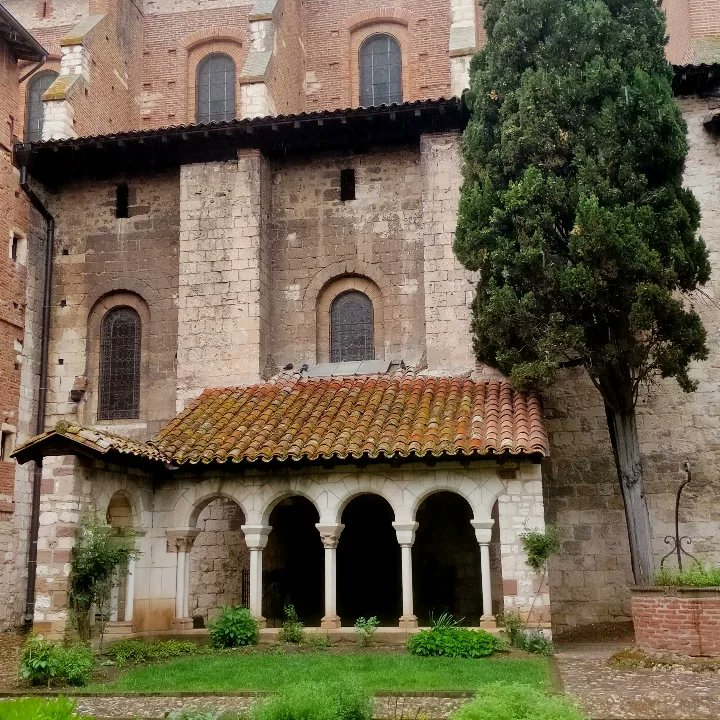 alexandrepoulet's tweet photo. Le Cloître Saint-Salvi 🌱⛪
Pause déj sous la pluie mais dans un joli décor 😍
#occitanie #albi #tarn #cloitre #saintsalvi https://t.co/x1RF5xz5V4