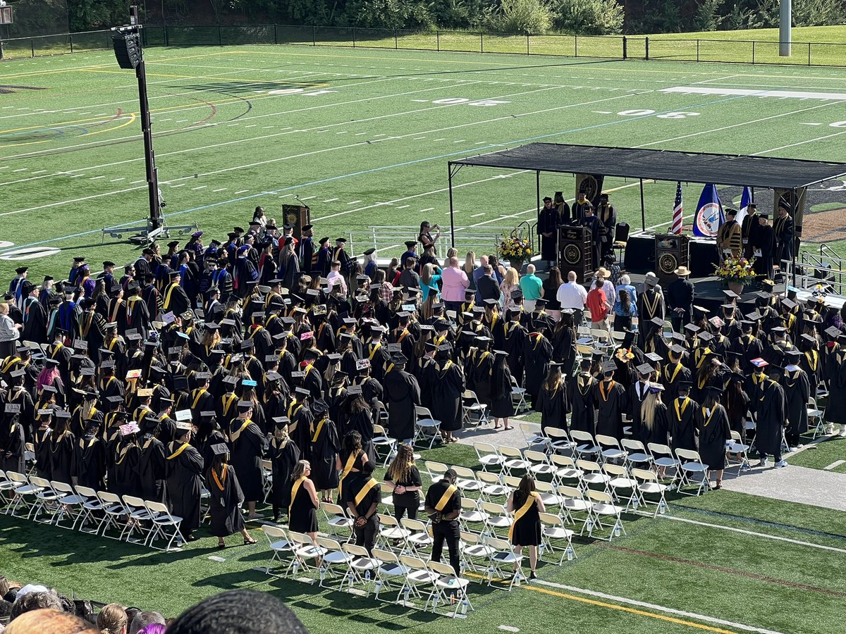 CoachJDShaw's tweet photo. 185 Graduates from 15 different states!  #BLACKHATS #BAM7 https://t.co/BpifAgQdHv
