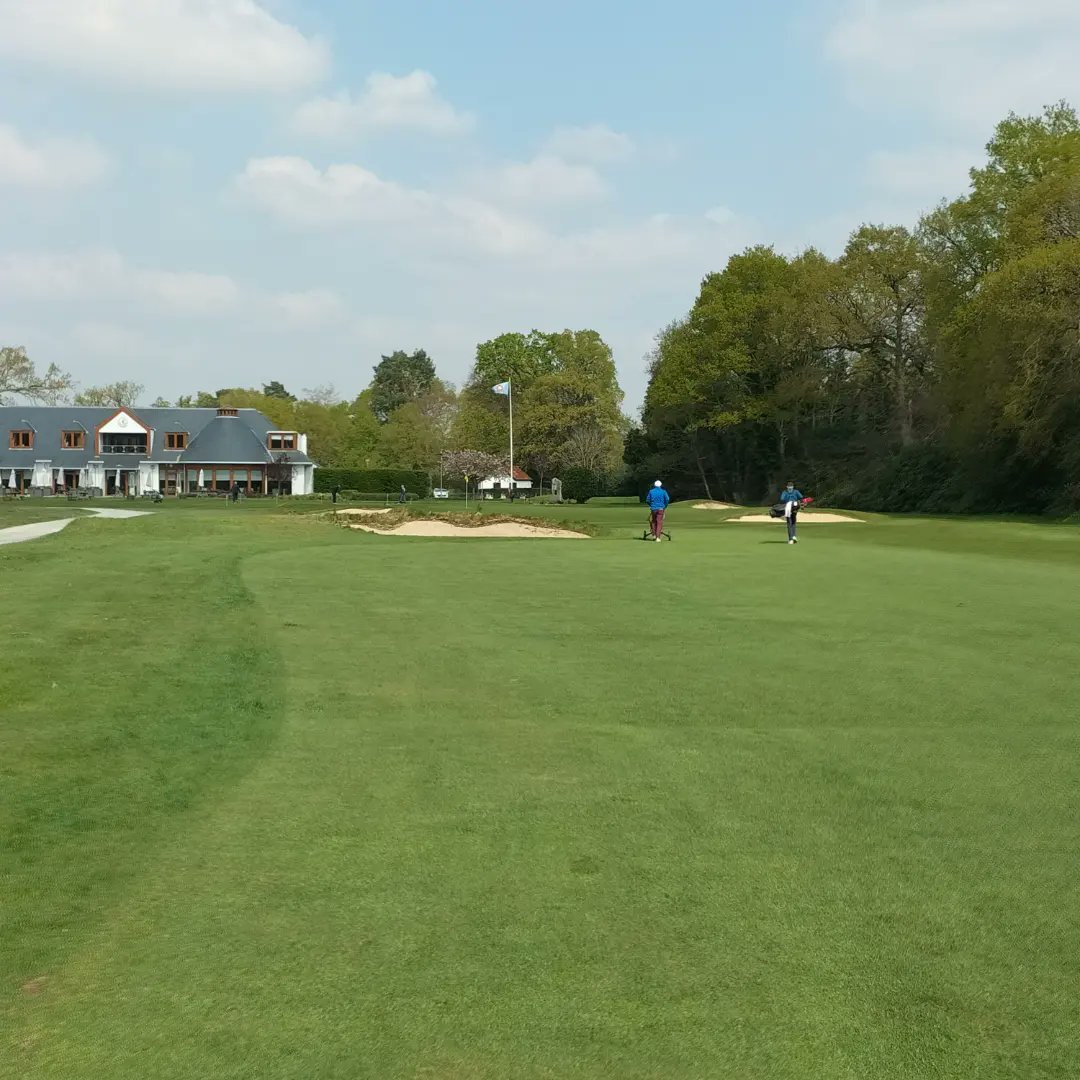 NorthHantsGC's tweet photo. Beautiful day on the golf course and perfect for a red button Captain @BobGamble133 Pro @georgeporter4 Challenge. Today they are taking on a formidable pairing of Tony Bone and Simon Jefford. #captainpro #playwell #nhgc https://t.co/g1QgEIayBL