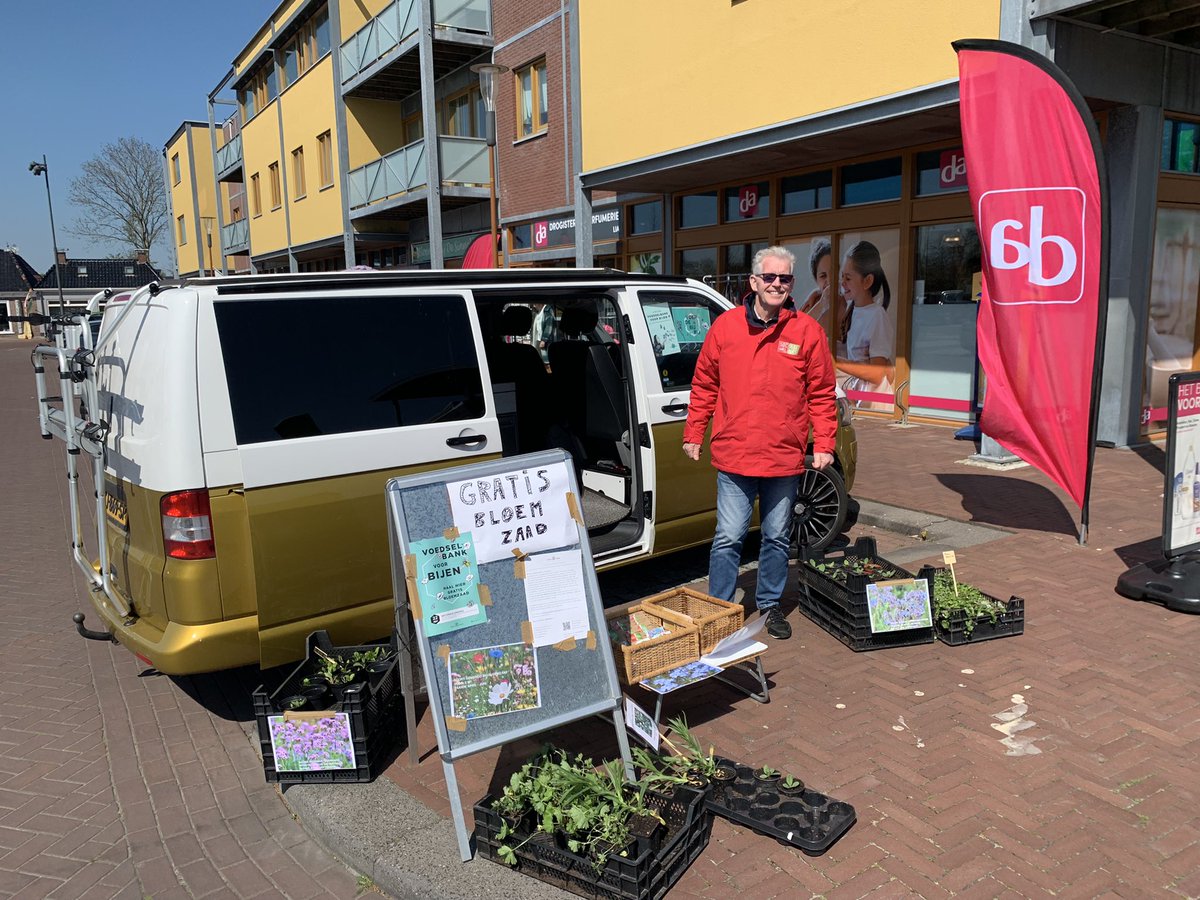 Vandaag 360 zakjes bloemzaad en vele plantjes uitgedeeld in Dantumadiel ivm Nationale Zaaidag 2022
