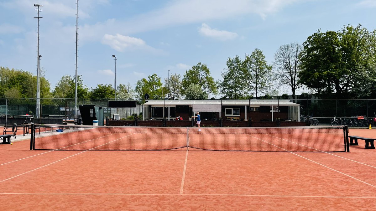 Rentree bij @ALTVZoetermeer na een jaar of 30. Potje ballen meppen met dochterlief. Baan 2 was even van ons. #tennis