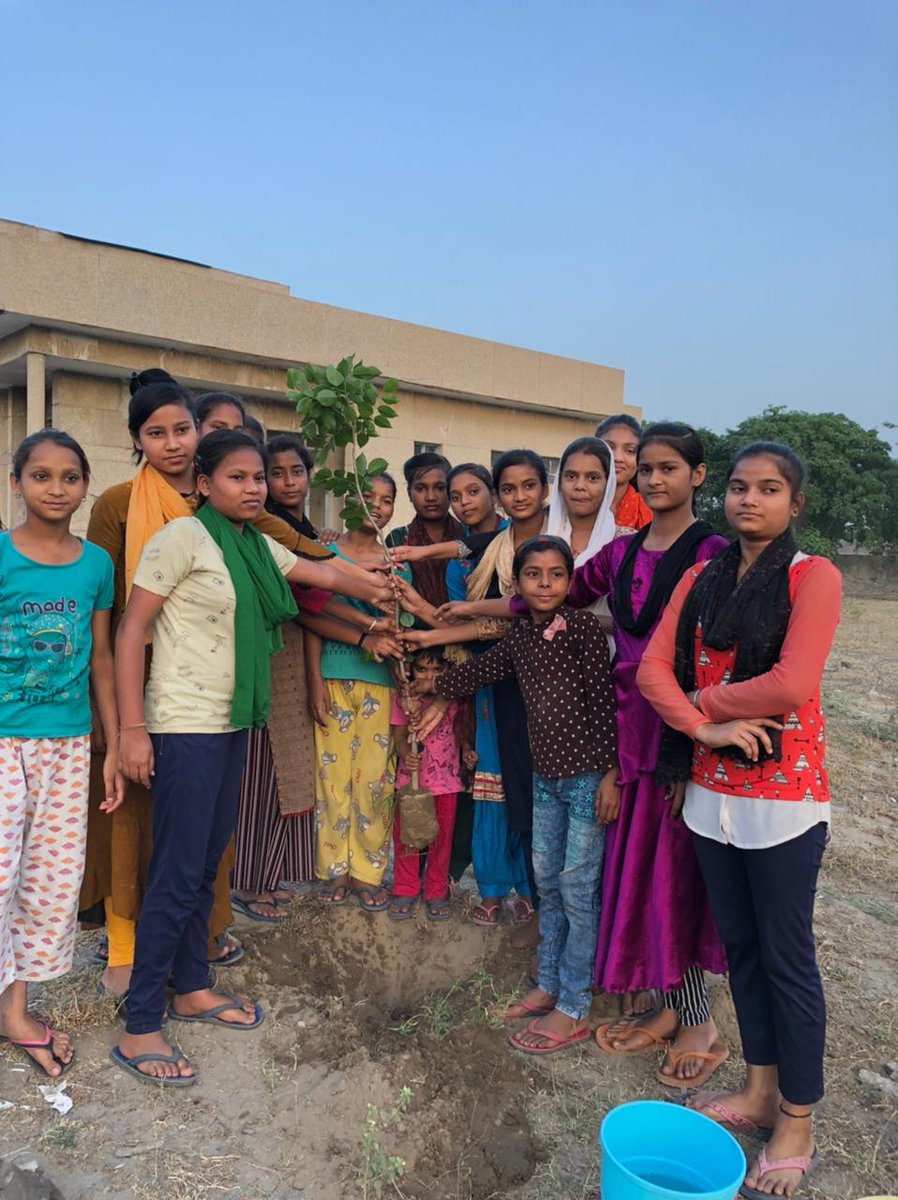 SpreadSmileFou2's tweet photo. SSF celebrated World earth day by organising cleanliness drive and drawing competition at Paathshala. 
#EarthDay #EarthDay2022 #saveplastic #saveEarth #Savewater https://t.co/7TCf0QG3x6