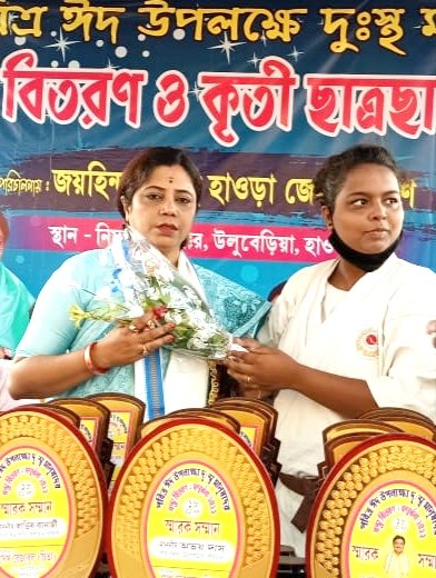 PriyaPaulAITC's tweet photo. হাওড়া জেলা (গ্রামীণ) জয়হিন্দ বাহিনীর উদ্যোগে পবিত্র ঈদ উৎসব উপলক্ষে বস্ত্র উপহার প্রদান ও কৃতী ছাত্র ছাত্রীদের সম্বর্ধনা প্রদান অনুষ্ঠানে উপস্থিত হয়েছিলেন সাঁকরাইল বিধানসভা কেন্দ্রের বিধায়িকা মাননীয়া প্রিয়া পাল সহ অনান্য অতিথিবৃন্দ।
#priyapaulofficial https://t.co/tveEP9Nn9t