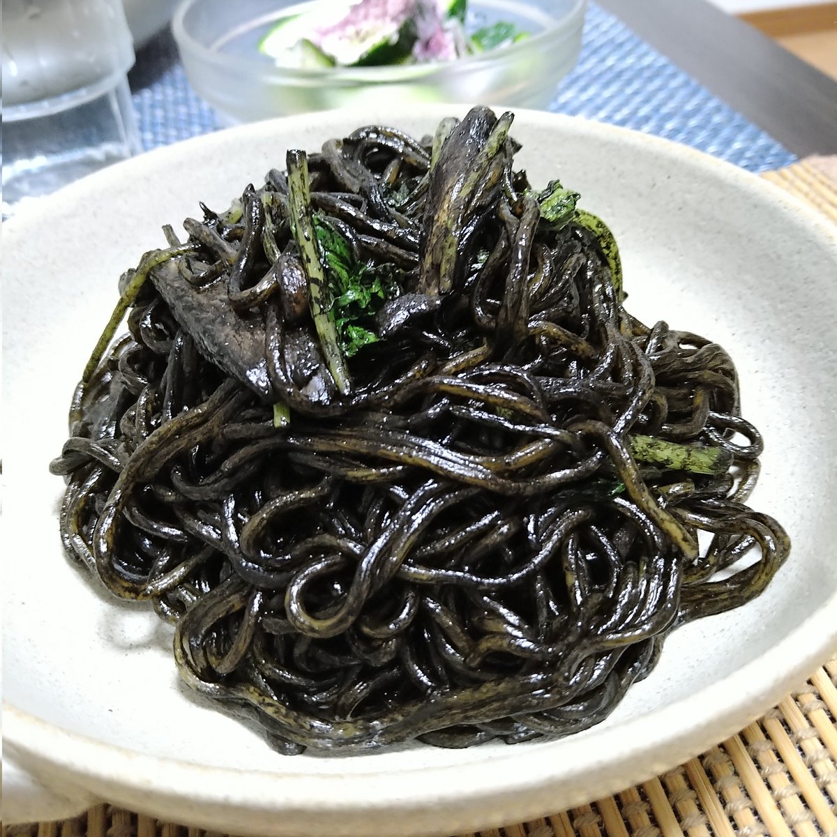 everykata's tweet photo. なんとなく塩味だと思っていたところソース味だったので静かにパニック

#ブラック焼きそば https://t.co/QPSSYORbmO