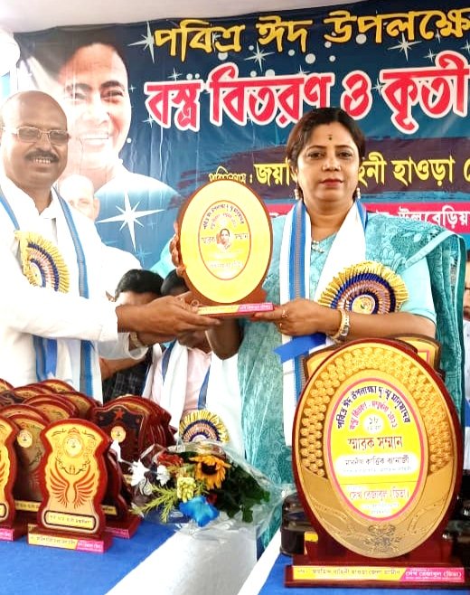 PriyaPaulAITC's tweet photo. হাওড়া জেলা (গ্রামীণ) জয়হিন্দ বাহিনীর উদ্যোগে পবিত্র ঈদ উৎসব উপলক্ষে বস্ত্র উপহার প্রদান ও কৃতী ছাত্র ছাত্রীদের সম্বর্ধনা প্রদান অনুষ্ঠানে উপস্থিত হয়েছিলেন সাঁকরাইল বিধানসভা কেন্দ্রের বিধায়িকা মাননীয়া প্রিয়া পাল সহ অনান্য অতিথিবৃন্দ।
#priyapaulofficial https://t.co/tveEP9Nn9t