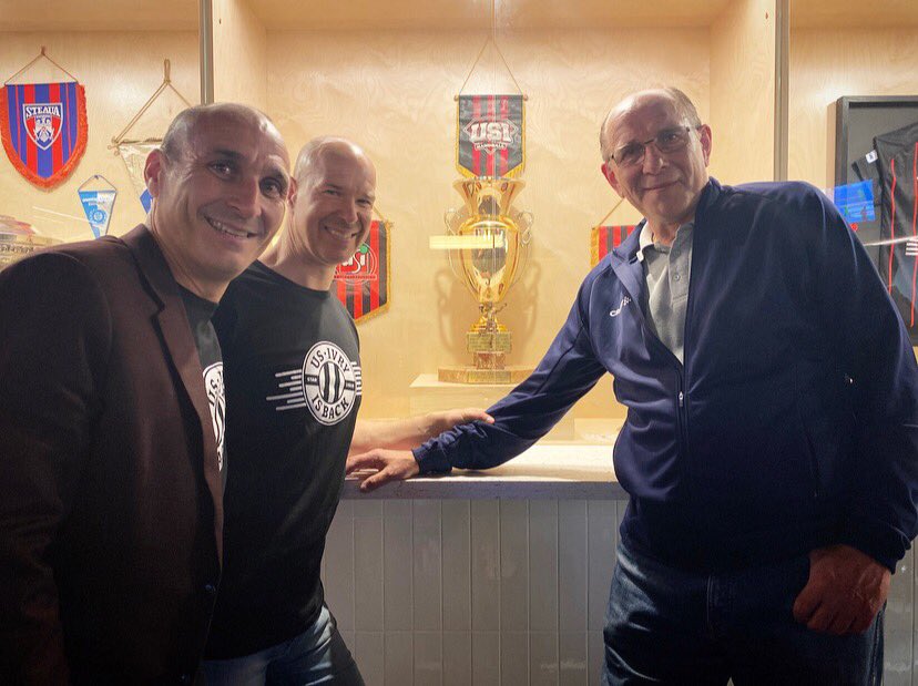 Petit souvenir d’une belle soirée hier à @USIvryHB Avec le GOAT des gardiens. Devant ZE trophée 😄