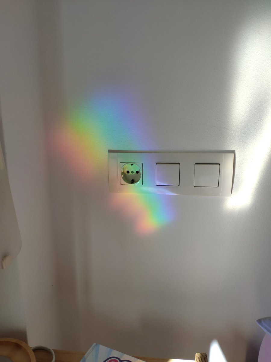 La_Mama_Rubia's tweet photo. Yo soy la que cuando llueve y sale el sol, busca por todas partes el Arcoiris. 
42 años tengo 🤭 https://t.co/3hJOr8D49C