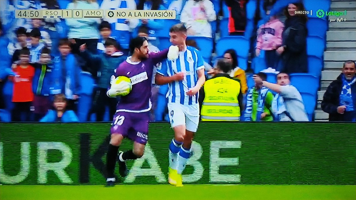 ArchivoVAR's tweet photo. 📺 Trujillo Suárez se lavó las manos desde el VAR en Anoeta.

Santamaría saca el codo y agrede a Karrikaburu tras un lance con el delantero de la Real Sociedad B.

González Francés señaló penalti y enseñó la tarjeta amarilla al portero.

La acción es roja directa. ❌ https://t.co/TLUOlYPjO7