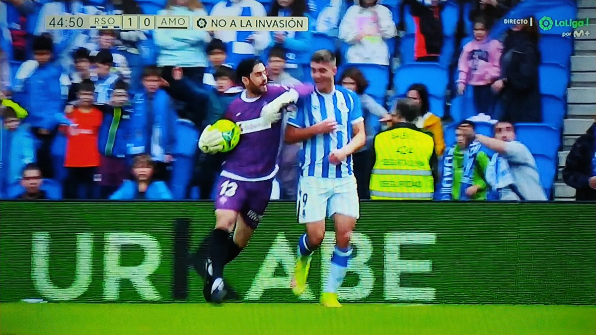ArchivoVAR's tweet photo. 📺 Trujillo Suárez se lavó las manos desde el VAR en Anoeta.

Santamaría saca el codo y agrede a Karrikaburu tras un lance con el delantero de la Real Sociedad B.

González Francés señaló penalti y enseñó la tarjeta amarilla al portero.

La acción es roja directa. ❌ https://t.co/TLUOlYPjO7