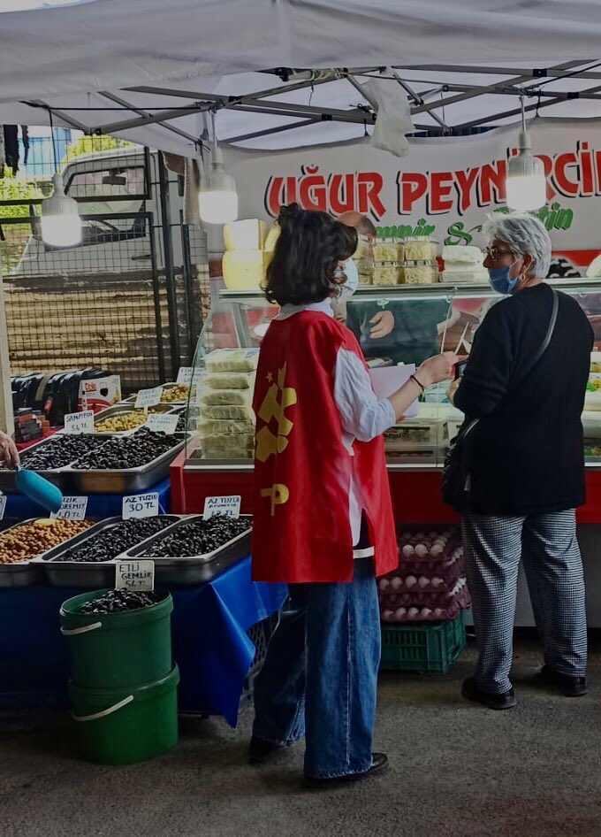 binevlersemtevi's tweet photo. Bugün Cumartesi Pazarında 1 Mayıs davetiyelerimizi dağıttık. 1 Mayıs’ta Edirne’de olacağız ve saat 11.00’de Şükrüpaşa İlkokulunun önünde buluşacağız. Mücadelenin günü 1 Mayıs İşçi ve Emekçi Bayramını kutlamaya tüm dostlarımız davetlidir! https://t.co/04orYyW5nT
