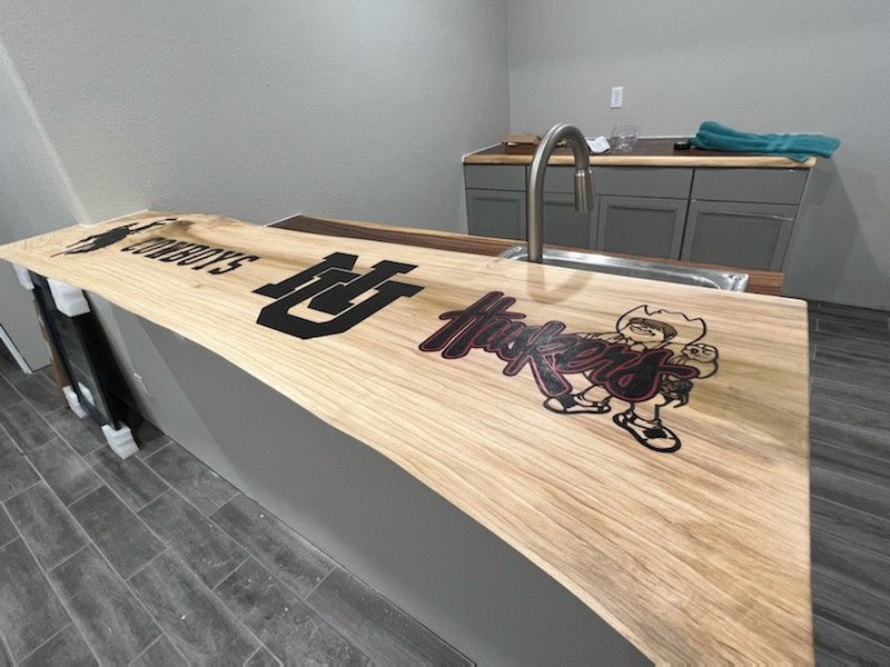 Vonseggerndesi1's tweet photo. The #Huskers /#wyomingcowboys bar top is installed. What a beautiful addition to this new wet bar.
#GBR #WYO @HuskerFBNation #pyrographyartist #handburntwood #custombartop #liveedge #amazing @OdiesOil #woodworker #tulip #supportsmallbusiness #βοΈ https://t.co/z8su4V7Z3G