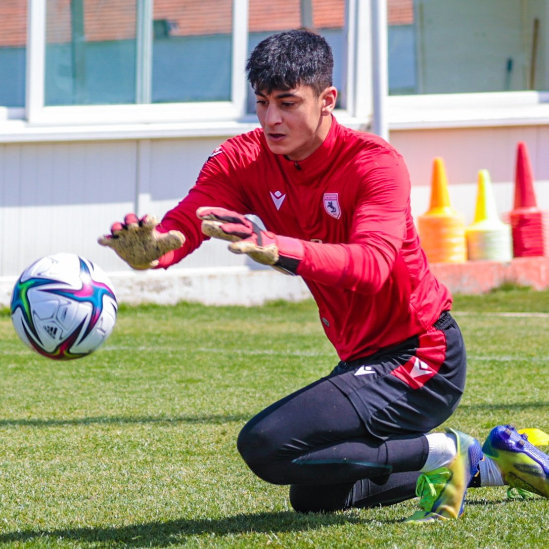 ankaragucuscout's tweet photo. U19 takımımızın Samsunspor ile 1-1 berabere kaldığı maçta Samsunspor'da dikkatimizi çeken isimleri not düşelim.
• Emirhan Gürler (2003)
• Taha Tosun (2005)
• Semih Altıkulaç (2002)
Üçü de potansiyeline güvendiğim isimler. Yolları açık olsun. https://t.co/gtXk7AJTi5