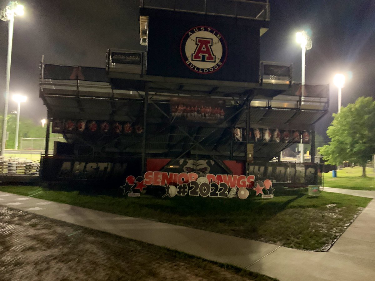 Dawgs get the W on Senior Night! Thank you Seniors for your hard work and commitment over the past 4 years. We are so proud of you and wish you all the best. Once a Bulldog, always a Bulldog. 🖤❤️