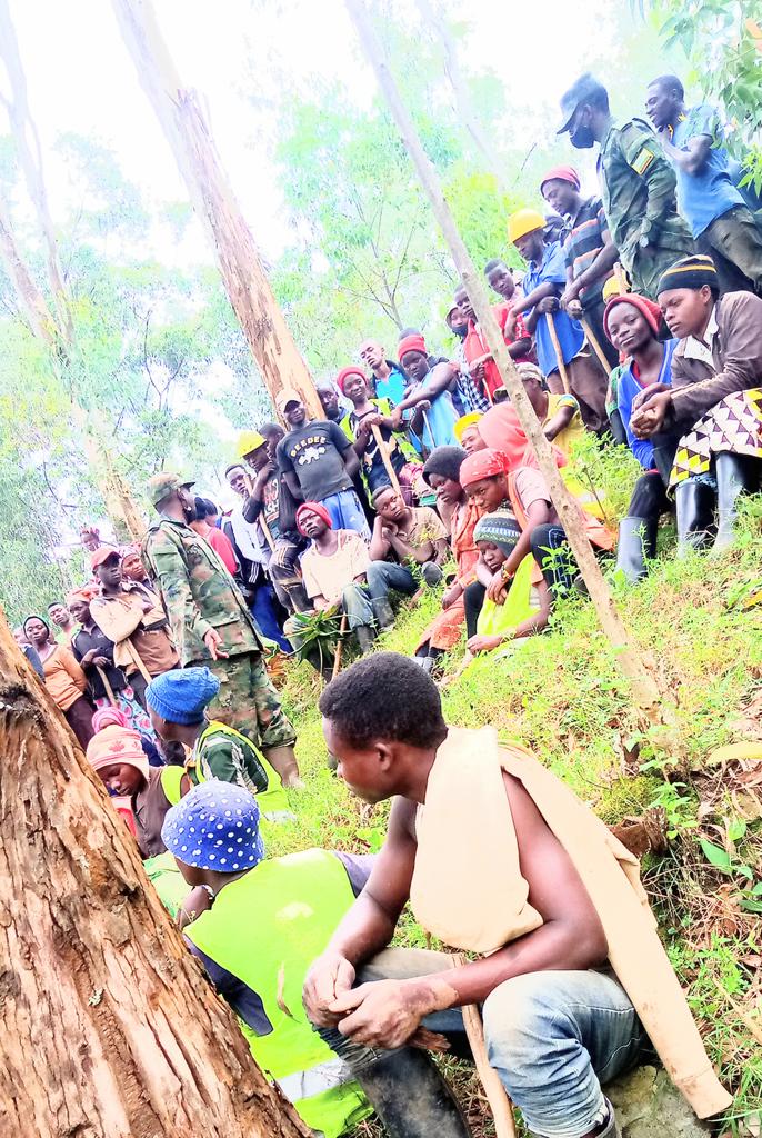 NtDavid5's tweet photo. Kuri uyu wagatandatu hakozwe umuganda ahazwi nk #SONGA, murwego rwo gukumira amazi azenya inzu z'abaturage Muri #NKOTSI
Thx https://t.co/KxHAtCTX43 j Cassius, thx https://t.co/b2S62PBrVC maniteze, thx #execectivenkotsi, thx #guildcouncil, thx #RPF iprcmusanze https://t.co/mWDUUFpmfM