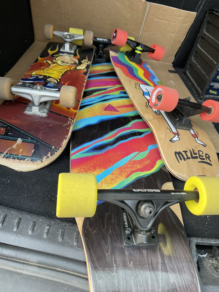 3 dicke, im Kopf kind gebliebene Jungs, die einfach nur ein neues Hobby für sich erschließen wollen, werden weil sie zu alt sind mit ihren Longboards von einem Schulhof gekegelt! 
ES WAR SONST KEINER DA! 
Willkommen in Deutschland 😂