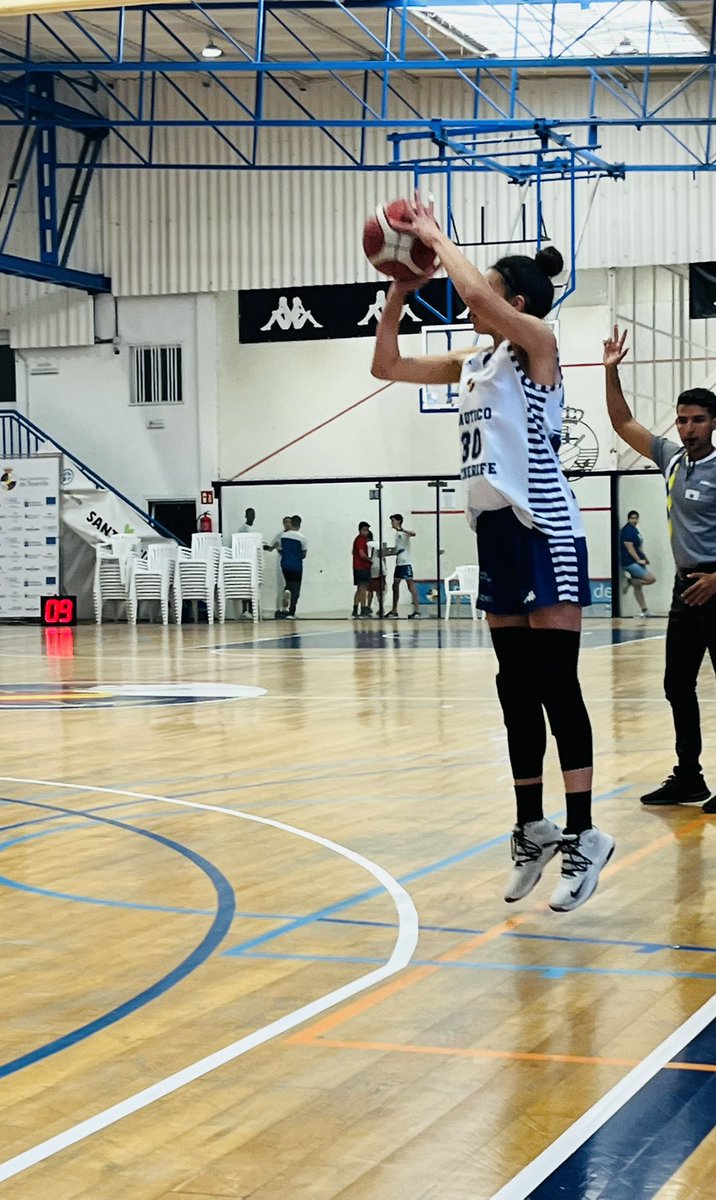 RCNT_BALONCESTO's tweet photo. 🏀🌊Competido y palpitante partido el celebrado esta mañana, donde nuestras chicas⛹🏼‍♀️1@ autonómica se alzaban con el triunfo, por un ajustado 6️⃣6️⃣🆚6️⃣4️⃣ ante el @CBClarinos que les permite mantenerse🥉para afrontar la final a 4💪
Destacadas Elena Escuder y Marta Rubio👏👏💙🤍🌊🏀 https://t.co/Els5UlmByu