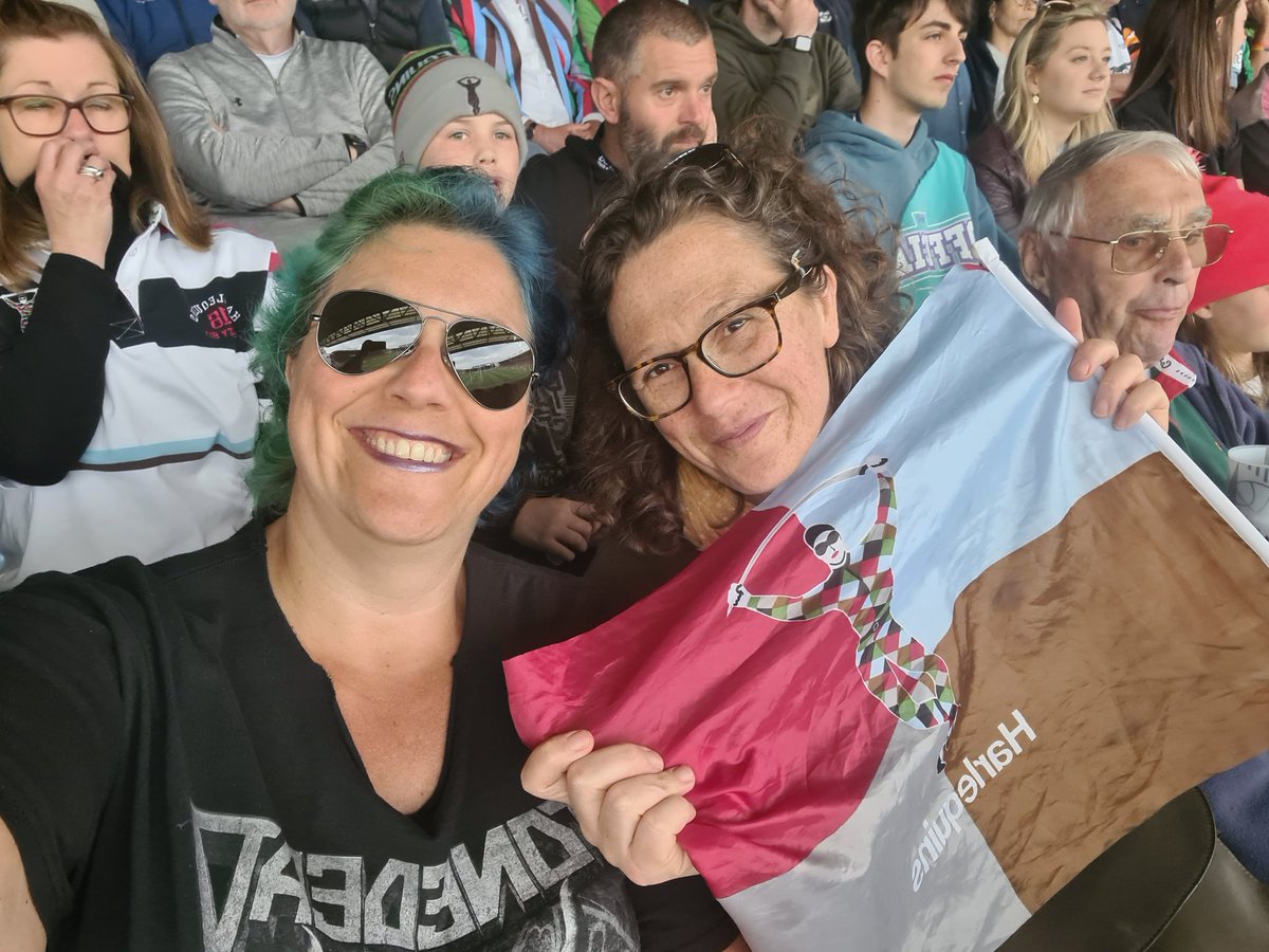 Enigma2myself's tweet photo. Quinns sisters at Quinns vs Tigers #COYQ https://t.co/0s1Ha1GZEB