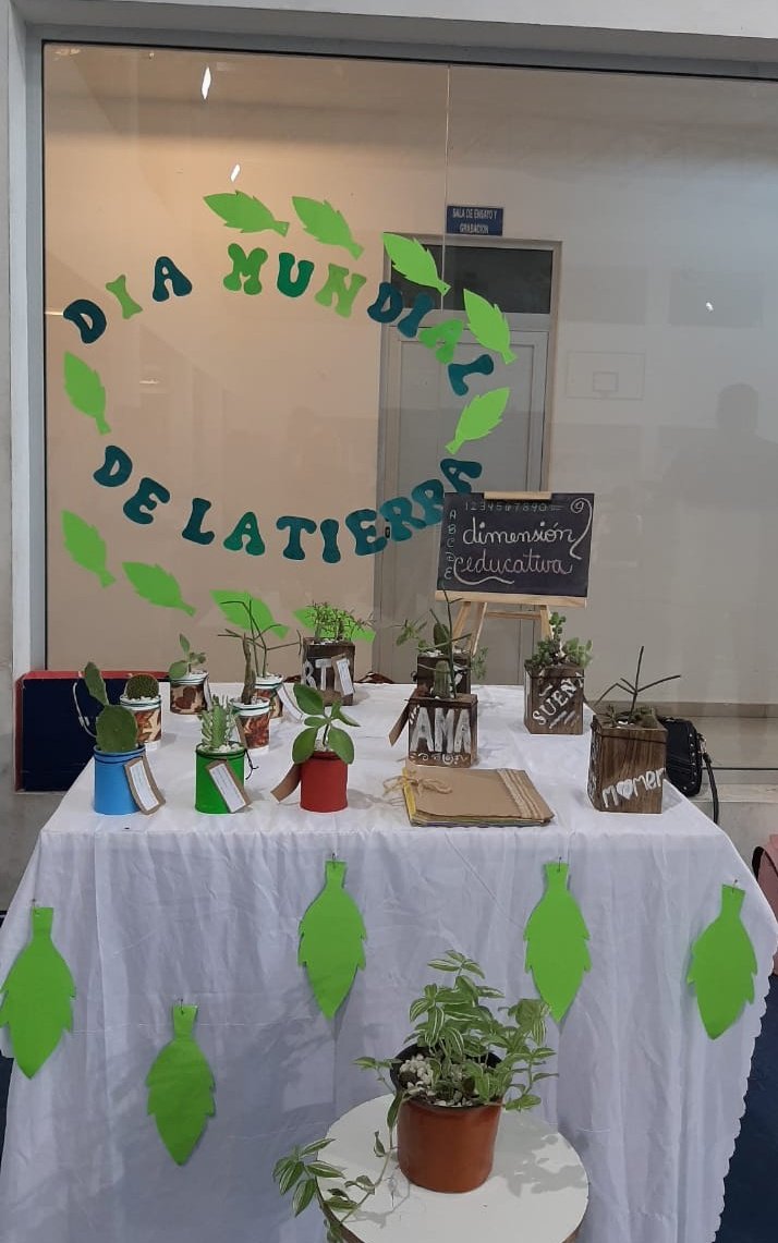 DIATFONTANA's tweet photo. Celebración del Día de la Tierra en el DTC Sedronar. Actividad organizada en conjunto con  la Radio Municipal.
En la celebración se hicieron plantación de árboles ,se expusieron cuadros  y se mostró el trabajo de Fontana ecológica. https://t.co/Jg6re2Ybzd