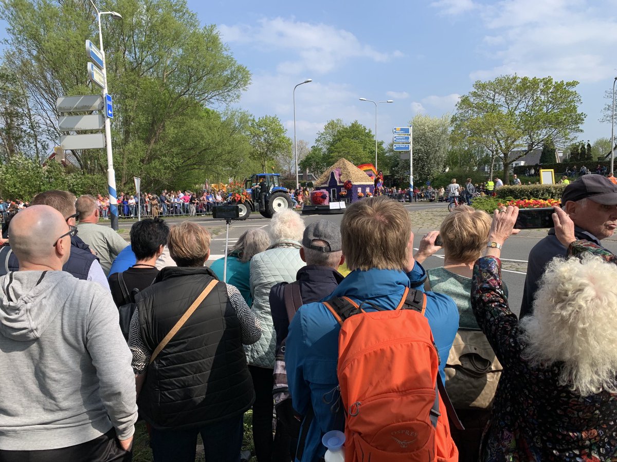 Wow, was corso in Voorhout vanochtend nog een gezellig dorpsfeest, hier in Lisse komt de hele wereld bijeen, zo lijkt het. <a href="/bloemencorso/">Bloem</a>