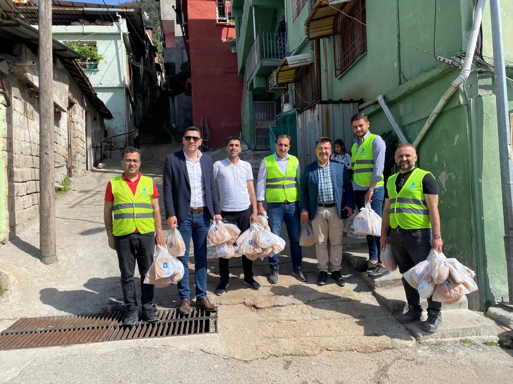antakyayadeva's tweet photo. Hatay'ın ve Antakya'nın #DEVA'ları Aydınlıkevler mahallesindeydi.

#Ramazan'ın geleneğini yaşatmak için #günde50kapı pide dağıtımı etkinliğimize #DEVA'm ediyoruz.

Ramazanın sembolü pide, kaç haneye girebiliyor, Pidenin üzerine kırılan yumurtanın parasını ödeyemiyor vatandaş. https://t.co/T2lKgTNJaN