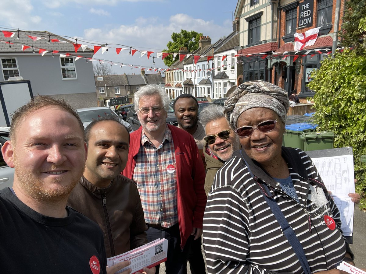 We covered a lot of ground, so no time for a pint but #StGeorgesDay2022 celebrations well underway at The Red Lion. Wishing everyone celebrating across <a href="/Royal_Greenwich/">Royal Borough of Greenwich</a> an enjoyable day in the sunshine ☀️ 🏴󠁧󠁢󠁥󠁮󠁧󠁿🌹