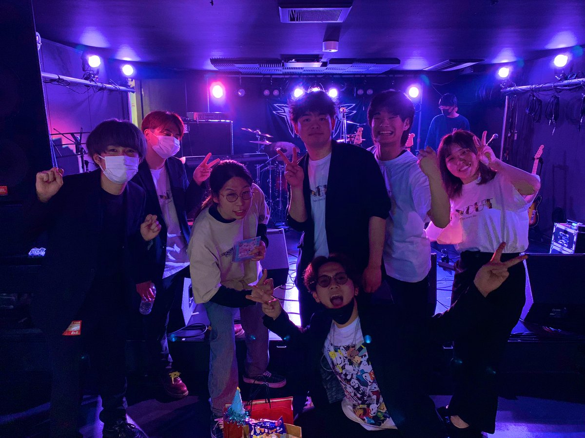 funny_sht_age's tweet photo. UNCUT、おつかれさん！俺らもたくさんお世話になりました。みんなそれぞれがんばってな！
明日のFUNNYAGEのレコ発のフライヤーも配り散らかせて頂きました。すません！笑
また乾杯しよ🥂 https://t.co/F8lcLfOUUo