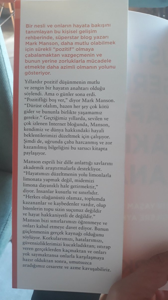 Daha pozitif bir deneyimi arzu etmenin kendisi negatif bir deneyimdir. Ve de tam tersine,insanın negatif deneyimini kabul etmesinin kendisi bir pozitif deneyimdir. 
#MarkManson