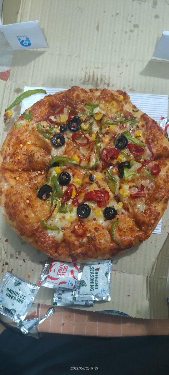 AkshatG2008's tweet photo. Really bad experience with Domino's.....kya itni hi stuffing hoti hai ek medium pizza m...moreover pizza recieved late by 50mins nd its cold.....worst experience with....taste like hell🤮 #dominospizza @dominos @dominos_india  @bhaskarexpress @naveenmrt https://t.co/fS8LRB2DaB