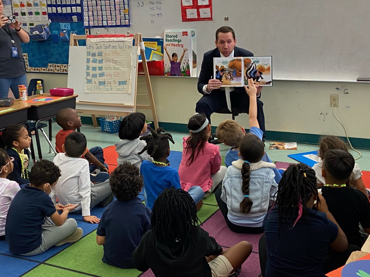 sfoster_es's tweet photo. Loved having our “Lawyers for Literacy” guest readers visit our PreK and Kindergarten classes to read and deliver free books! @BrowardLiteracy @LoriCanning #BrowardReads #GoodtoGreat #Strivefor65 #OntheRoadtoAwesome https://t.co/0J4jpOy6K4