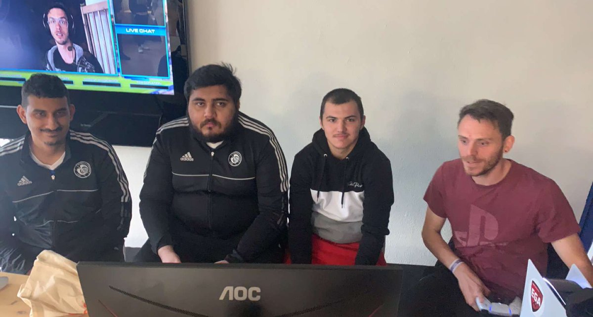 ISGHopeGaming's tweet photo. Quel match de fou entre nos finalistes et les joueurs du @RCSA_esports ! 😵

Merci à nos deux invités @Rafsou et @KeturDylo d'avoir joué le jeu ! 💙🤍

#MEINAUGAMING2 #FIFA22 https://t.co/pLItABkhr1