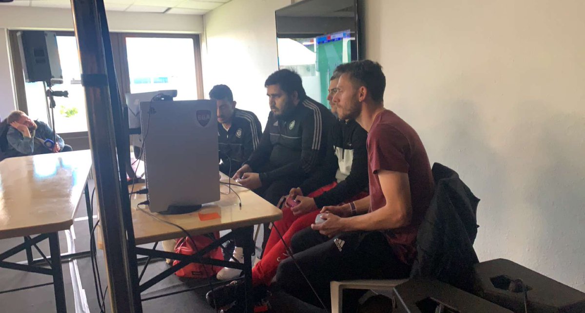 ISGHopeGaming's tweet photo. Quel match de fou entre nos finalistes et les joueurs du @RCSA_esports ! 😵

Merci à nos deux invités @Rafsou et @KeturDylo d'avoir joué le jeu ! 💙🤍

#MEINAUGAMING2 #FIFA22 https://t.co/pLItABkhr1