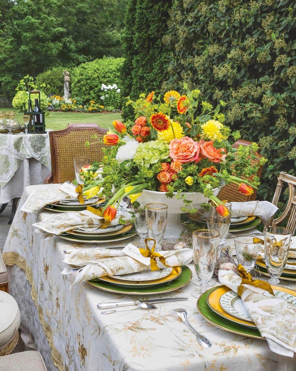 SouthernLadyMag's tweet photo. Apple green and stunning gold bring color to this neutral tabletop, with dabs of coral and yellow incorporated into the centerpiece for a refreshing touch.

#southernladymag #tabletops #tablestyling #tablescapes #springtables #orange #green #yellow #alfresco #springinthesouth https://t.co/rTQYjjexdE