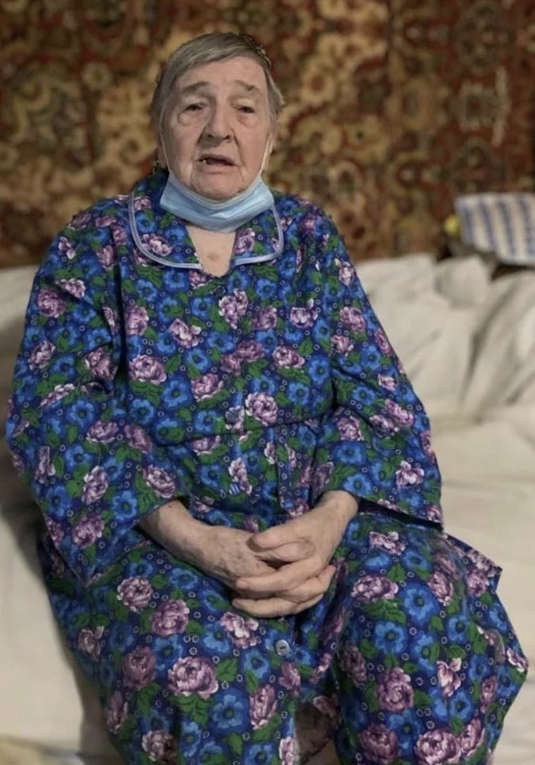 mompontet's tweet photo. Elle s’appelait Vanda Semyonovna Obiedkova. 
Elle avait 91 ans et avait survécu à la Shoah. 
Elle est morte gelée et implorant de l’eau dans une cave de #Mariupol 
Pensons à elle ne serait-ce qu’un instant. 
Qu’elle repose en paix loin de la folie des hommes . #PoutineAssassin https://t.co/JMYmyFDgQj