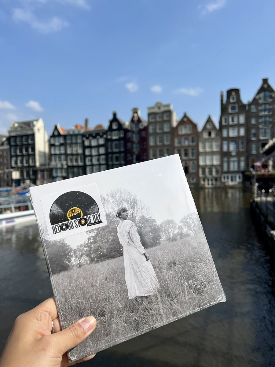 LoversInEngland's tweet photo. Achievement unlock in Amsterdam, Netherlands 🇳🇱 #RecordStoreDay2022 #rsdambassadortaylor #RSD22 @taylornation13 https://t.co/LlPHmxwJgh