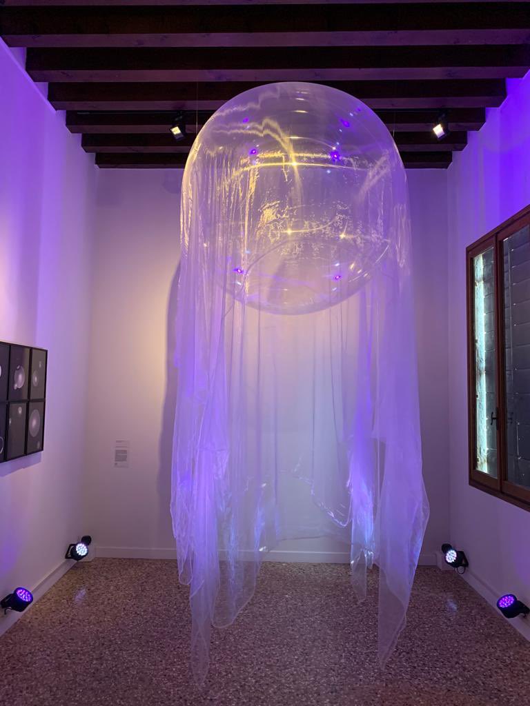 RealAntSimpson1's tweet photo. A pleasure to meet the talented @karensewell and to view her work Luminary/Luminare as part of the #PersonalStructures #Reflections exhibition at #BiennaleArte2022. Celebrating the mystical & mysterious and exploring the unknowable! @la_Biennale @centre_european @NZatVenice https://t.co/v5aasIov4u