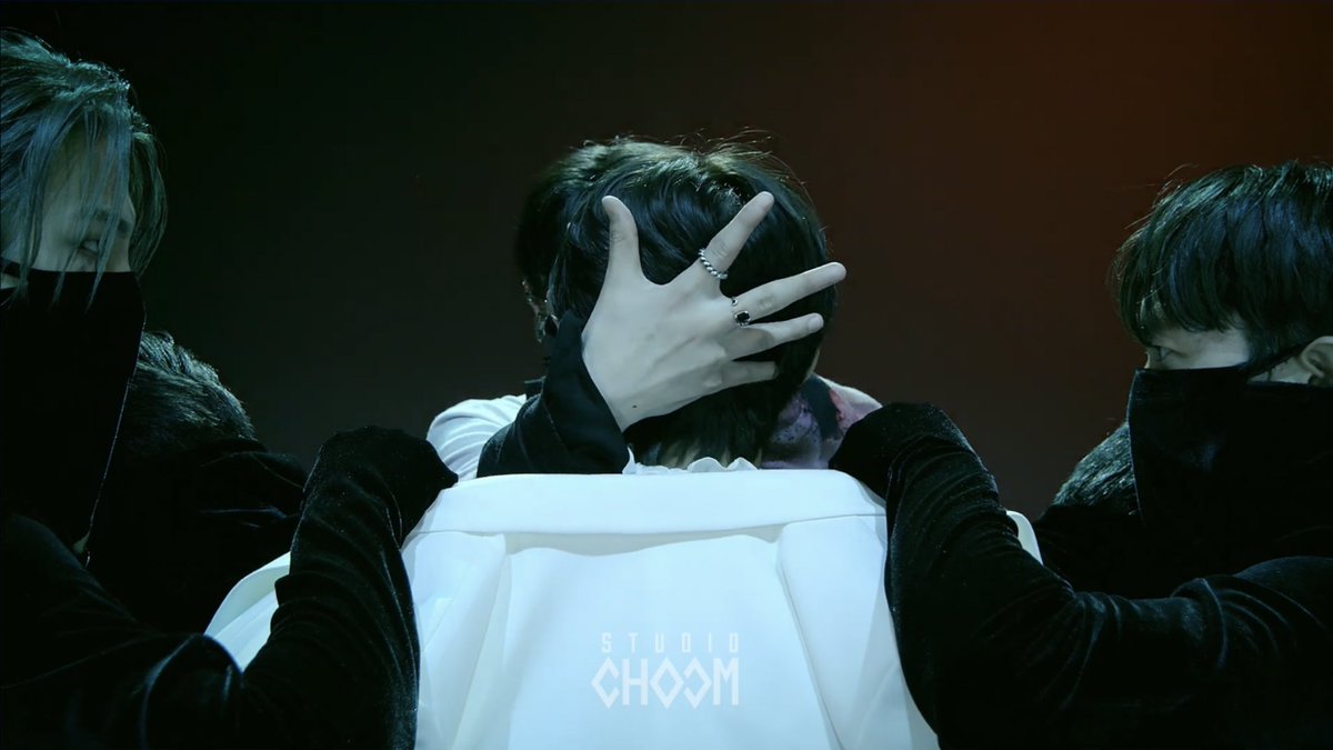 luvautumn_'s tweet photo. But seriously!! They got me repeating this part so much cause it’s soooo good! The head turning then crack was so so so good. I was speechless the whole time! #MIXandMAX_ENHYPEN @ENHYPEN_members https://t.co/ArsI8r3QTk
