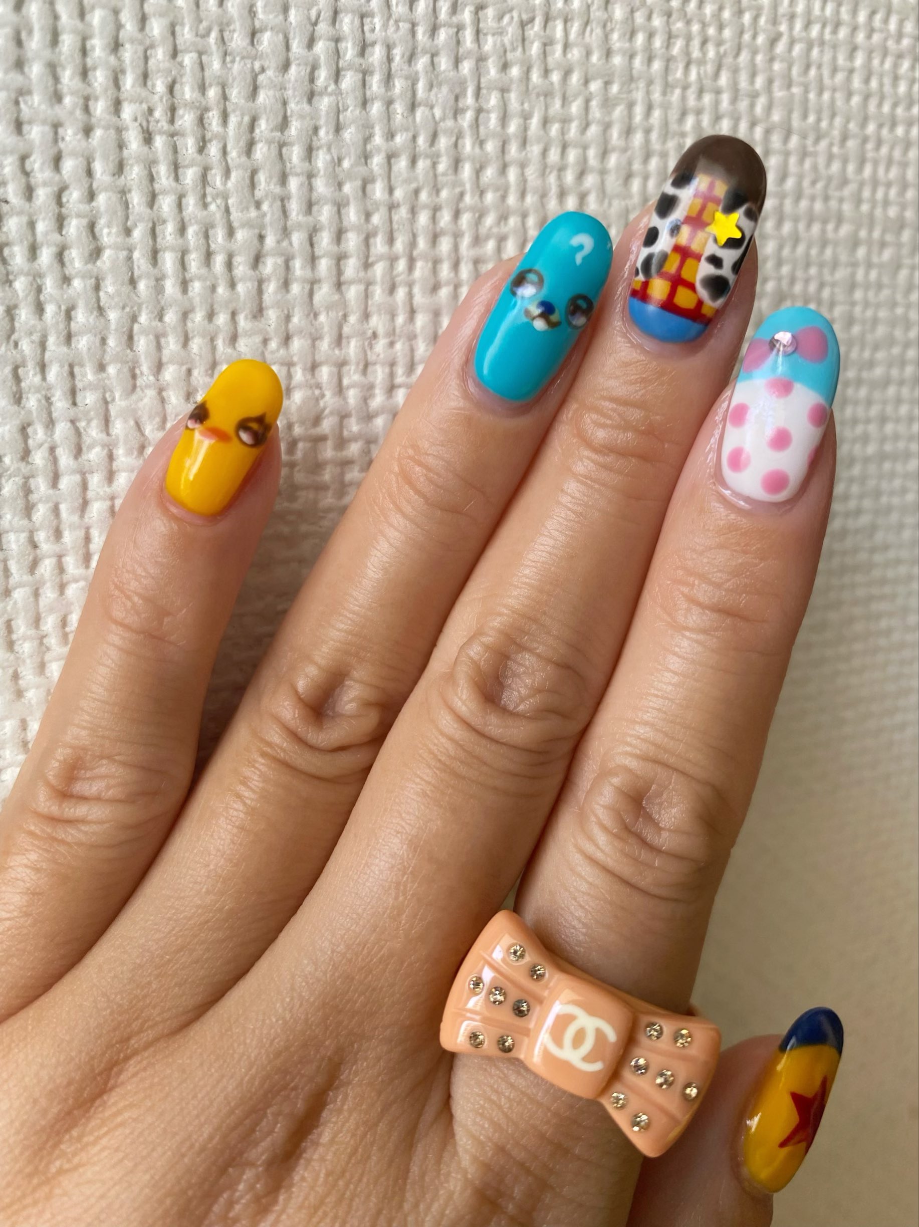 綾川ゆんまお 23年もよろしくお願い致します トイ ストーリーネイル めちゃくちゃ頑張った これ全部楊枝で描いたの 隠れミッキーもいる トイストーリー ネイル ネイルアート ウッディ ボーピープ ダッキー バニー ダキバニ ピクサーボール
