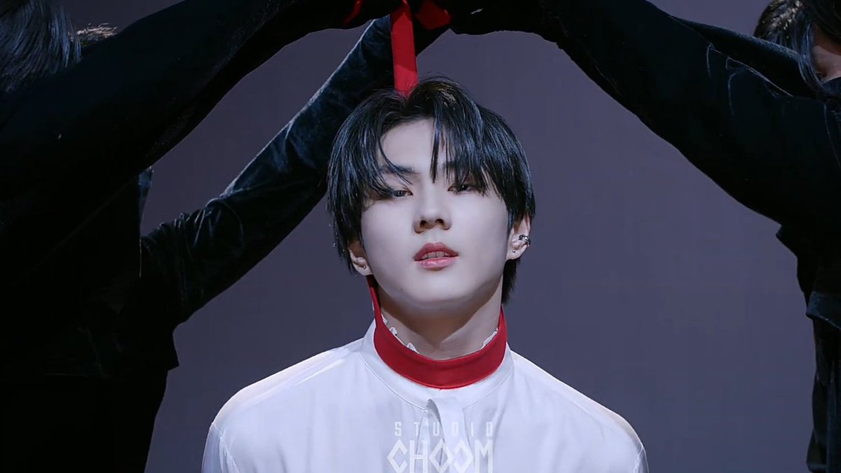 jaansgf_'s tweet photo. EXCUSE ME SIR BUT WOULD YOU PLEASE LET US BREATHE??? https://t.co/EaLSOzAyWT